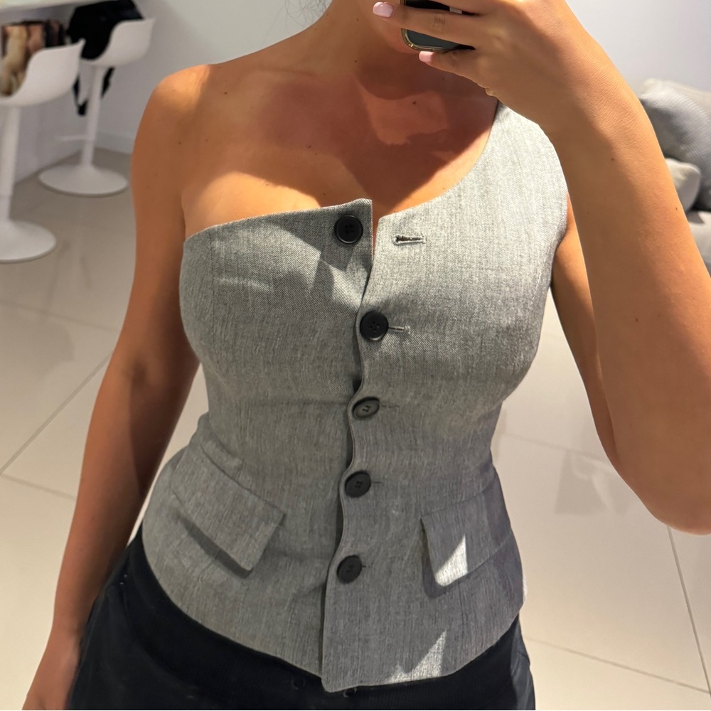 One shoulder top